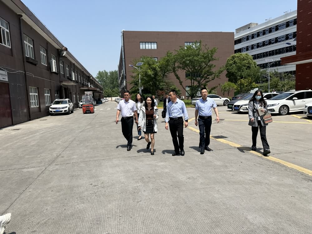 桐鄉(xiāng)市市委書記于會游一行蒞臨豪庭燈飾調(diào)研指